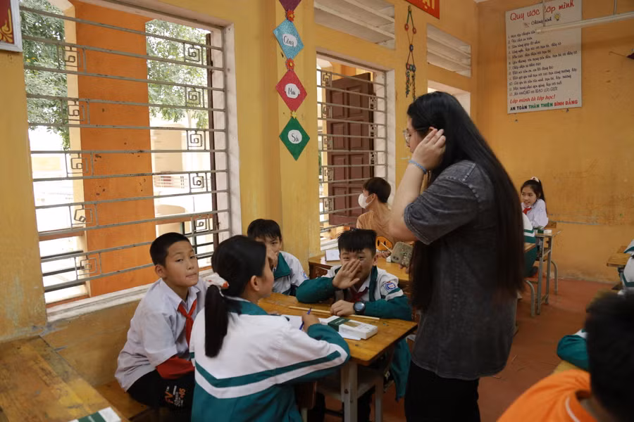 Hoạt động giảng dạy đã diễn ra vào buổi chiều với bốn lớp học, tương ứng với bốn kỹ năng sống quan trọng: Kỹ năng quản lý thời gian, kỹ năng quản lý chi tiêu, kỹ năng khám phá, phát triển bản thân và kỹ năng thuyết trình.