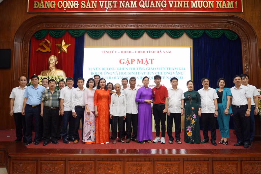 Gia đình, thầy cô và bạn bè chia sẻ niềm vui với Huy chương Vàng Olympic Hóa học Trần Đức Minh.