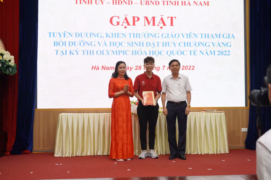 Lãnh đạo UBND tỉnh khen thưởng Trần Đức Minh, lần đầu tiên đem Huy chương Vàng Olympic Hóa học về tỉnh Hà Nam.