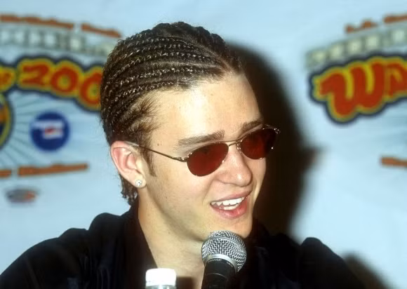Sao nam và những kiểu tóc độc đáo nhất ảnh 2 Justin Timberlake, ca sĩ cho N’SYNC, dự Wango Tango Concert vào ngày 13 Tháng năm 2000, tại Los Angeles, California.