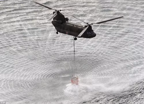 Máy bay trực thăng Nhật Bản tiến hành tưới nước vào lò phản ứng ở Fukushima The Self-Defense Forces’s helicopter scoops seawater on Japan’s northeast coast en route to the Fukushima plant Read more: http://www.dailymail.co.uk/news/article-1366670/Japan-earthquake-tsunami-French-claim-scale-nuclear-disaster-hidden.html#ixzz1Gsbnh0Fs