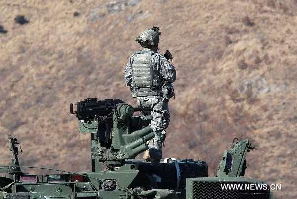 Cận cảnh cuộc tập trận bắn đạn thật của Mỹ - Hàn ảnh 1 A U.S. soldier from Stryker Brigade team participates in the South Korea-U.S. joint military exercise