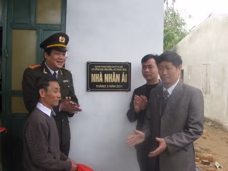 Tặng nhà nhân ái cho người nghèo