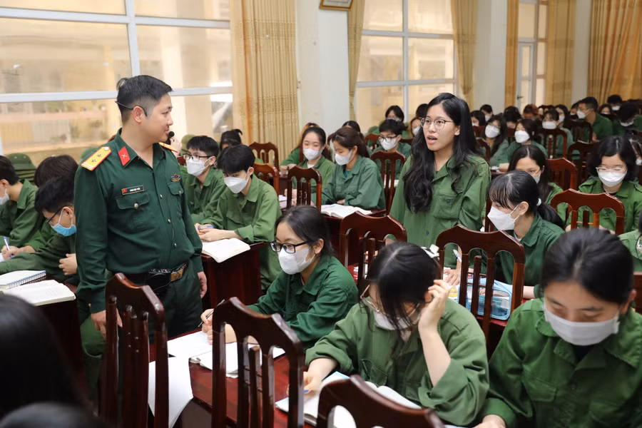 Môn học Giáo dục Quốc phòng và An ninh giúp sinh viên nắm rõ kiến thức cơ bản về quan điểm của Đảng, chính sách, pháp luật của Nhà nước về Quốc phòng và An ninh.
