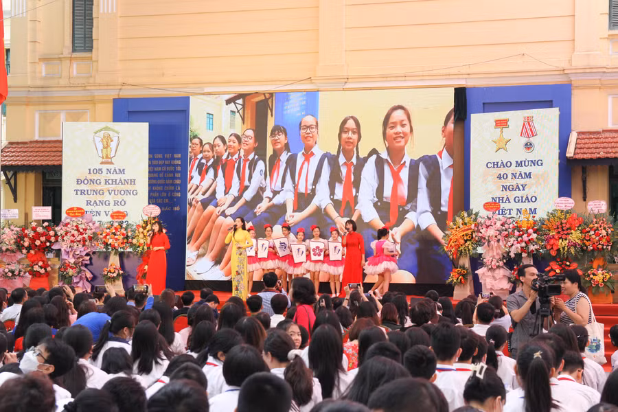 Tiết mục văn nghệ do cô và trò Trường THCS Trưng Vương biểu diễn trong Lễ kỷ niệm 105 năm thành lập trường.