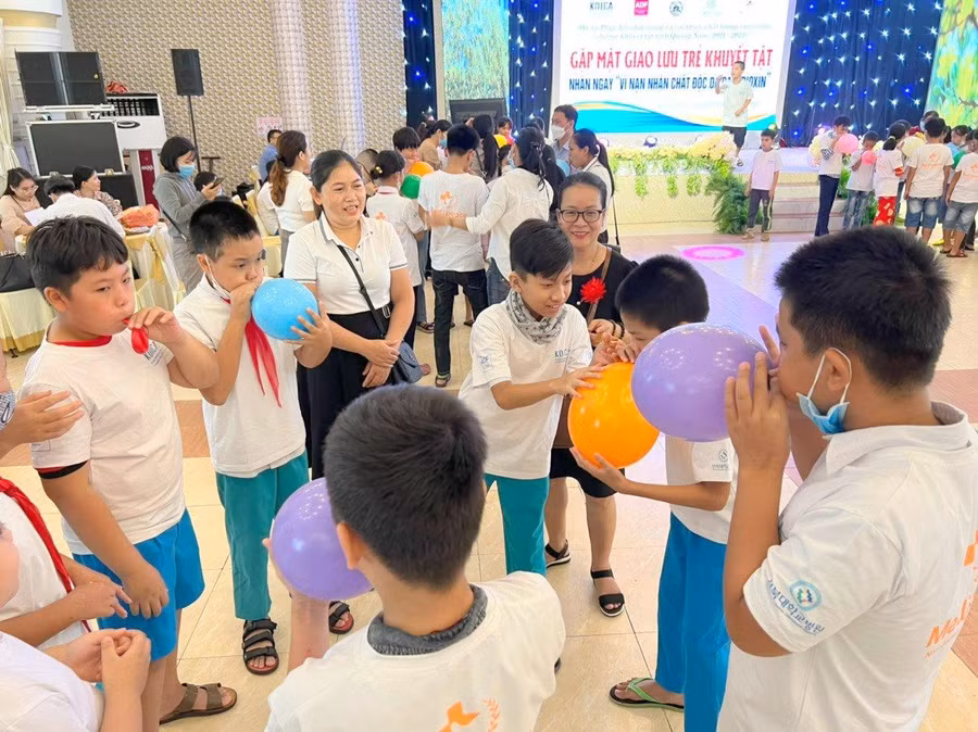 Các trò chơi vui nhộn tăng sự tự tin cho trẻ khuyết tật.