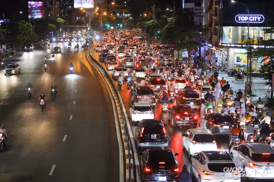 Đến 19h, tình trạng ùn ứ vẫn diễn ra trên các tuyến đường.