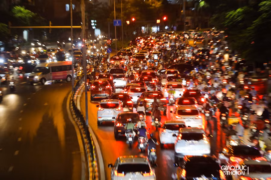 Sau cơn mưa vào đúng thời gian cao điểm, đã xảy ra tình trạng tắc đường, ùn ứ khá lâu.
