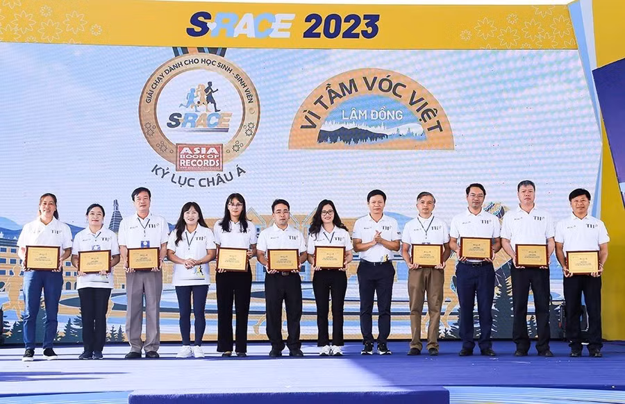 Ban tổ chức trao giấy chứng nhận cho các đơn vị tham dự giải (ảnh: TT). Ban tổ chức trao giấy chứng nhận cho các đơn vị tham dự giải (ảnh: TT).