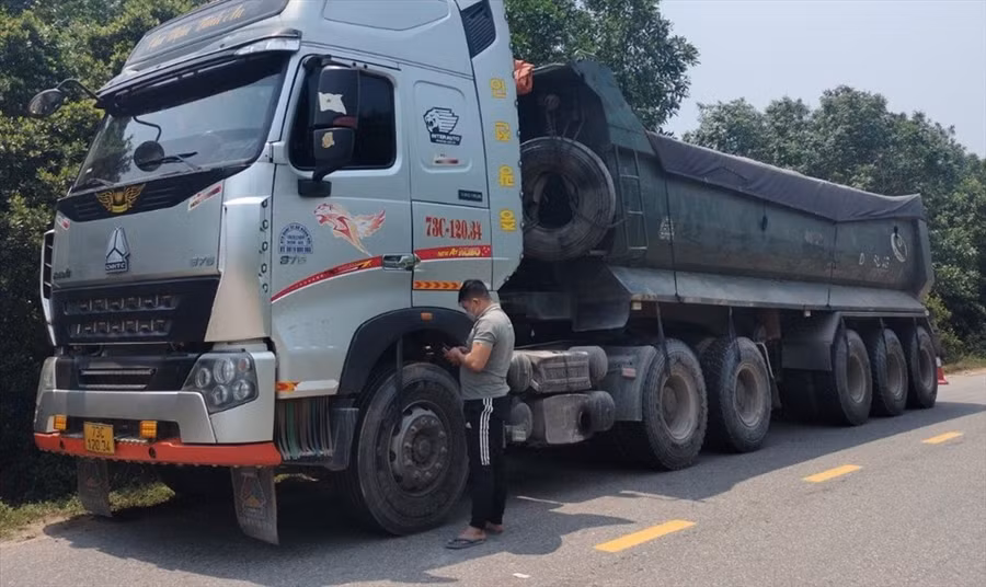Trước tình trạng xe quá tải lưu thông trên đường, tiềm ẩn nguy cơ mất an toàn giao thông, tỉnh Quảng Trị chỉ đạo các đơn vị tăng cường tuần tra, xử lý.