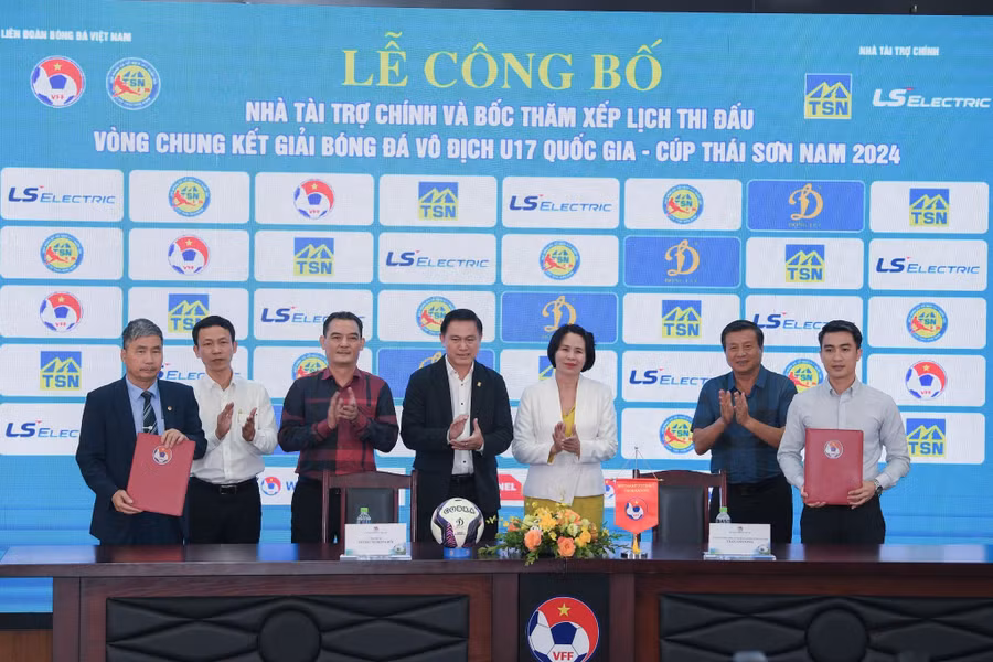 Buổi lễ có sự góp mặt của đại diện lãnh đạo Liên đoàn bóng đá Việt Nam (VFF), đại diện nhà tài trợ Công ty CP Tập đoàn Thái Sơn Nam cùng các thành viên Ban tổ chức giải. Buổi lễ có sự góp mặt của đại diện lãnh đạo Liên đoàn bóng đá Việt Nam (VFF), đại diện nhà tài trợ Công ty CP Tập đoàn Thái Sơn Nam cùng các thành viên Ban tổ chức giải.
