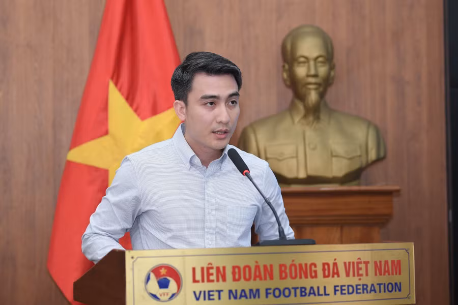 Tại sự kiện, ông Trần Anh Minh - Phó Tổng Giám đốc Công ty Cổ phần Tập đoàn Thái Sơn Nam cho biết: 'Công ty CP Tập đoàn Thái Sơn Nam hy vọng sẽ đồng hành lâu dài với giải đấu. Chúng tôi cũng cảm ơn Liên đoàn bóng đá Việt Nam đã tin tưởng chọn Thái Sơn Nam là nhà tài trợ chính'. Tại sự kiện, ông Trần Anh Minh - Phó Tổng Giám đốc Công ty Cổ phần Tập đoàn Thái Sơn Nam cho biết: 'Công ty CP Tập đoàn Thái Sơn Nam hy vọng sẽ đồng hành lâu dài với giải đấu. Chúng tôi cũng cảm ơn Liên đoàn bóng đá Việt Nam đã tin tưởng chọn Thái Sơn Nam là nhà tài trợ chính'.