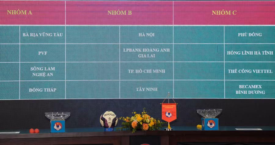 Các đội bóng gồm: Hà Nội, PVF, Thể Công Viettel, Hồng Lĩnh Hà Tĩnh, Sông Lam Nghệ An, Hoàng Anh Gia Lai, Bà Rịa Vũng Tàu, Bình Dương, TPHCM, Phù Đổng, Đồng Tháp và Tây Ninh. Các đội bóng gồm: Hà Nội, PVF, Thể Công Viettel, Hồng Lĩnh Hà Tĩnh, Sông Lam Nghệ An, Hoàng Anh Gia Lai, Bà Rịa Vũng Tàu, Bình Dương, TPHCM, Phù Đổng, Đồng Tháp và Tây Ninh.