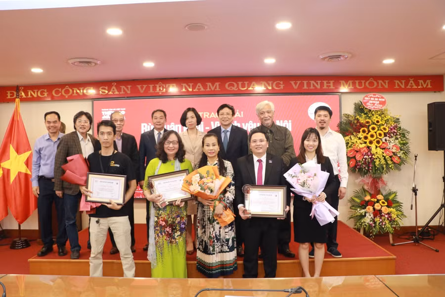 Phó Chủ tịch Thường trực UBND Thành phố Hà Nội Lê Hồng Sơn và Tổng Giám đốc TTXVN Vũ Việt Trang cùng các tác giả đoạt giải. 