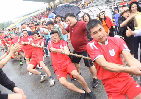 Sôi động với phần thi kéo co