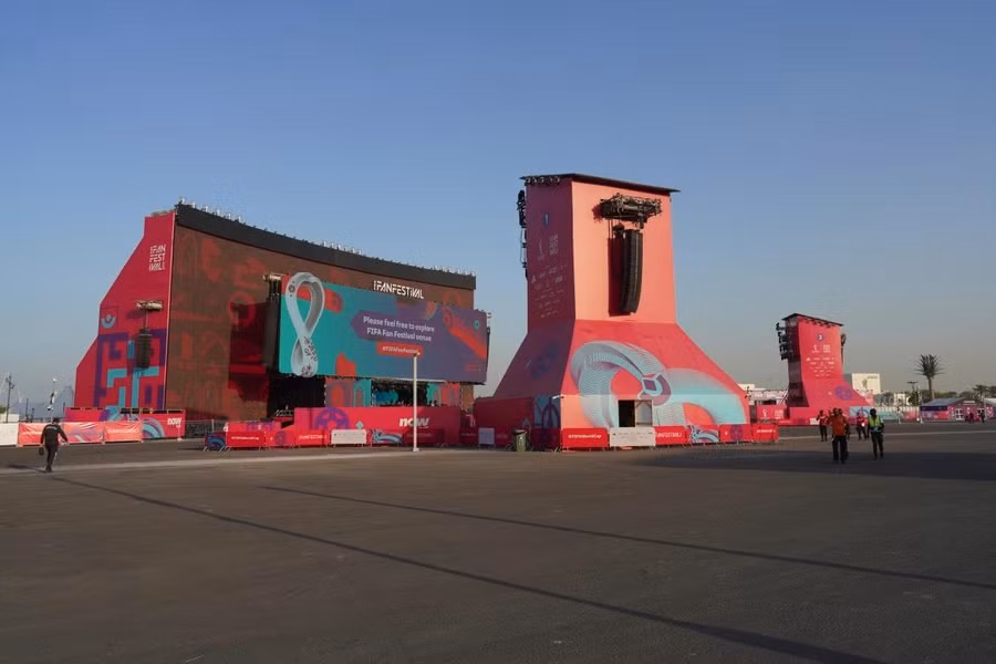 Màn hình lớn được dựng tại trung tâm khu vực fanzone để trực tiếp các trận đấu World Cup. Ảnh: Sorin Furcoi/Al Jazeera. Màn hình lớn được dựng tại trung tâm khu vực fanzone để trực tiếp các trận đấu World Cup. Ảnh: Sorin Furcoi/Al Jazeera.