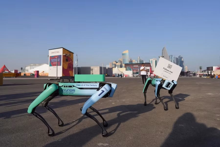 Chó robot mang biển chào mừng di chuyển xung quanh khu vực fanzone. Ảnh: Sorin Furcoi/Al Jazeera. Chó robot mang biển chào mừng di chuyển xung quanh khu vực fanzone. Ảnh: Sorin Furcoi/Al Jazeera.