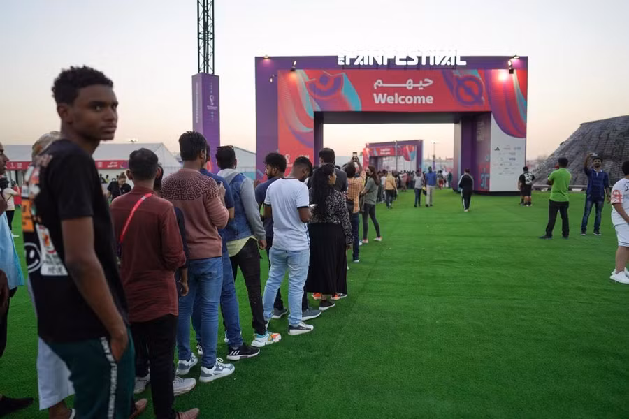 Người hâm mộ xếp hàng kiểm tra an ninh để vào FIFA Fan Festival. Ảnh: Sorin Furcoi/Al Jazeera. Người hâm mộ xếp hàng kiểm tra an ninh để vào FIFA Fan Festival. Ảnh: Sorin Furcoi/Al Jazeera.