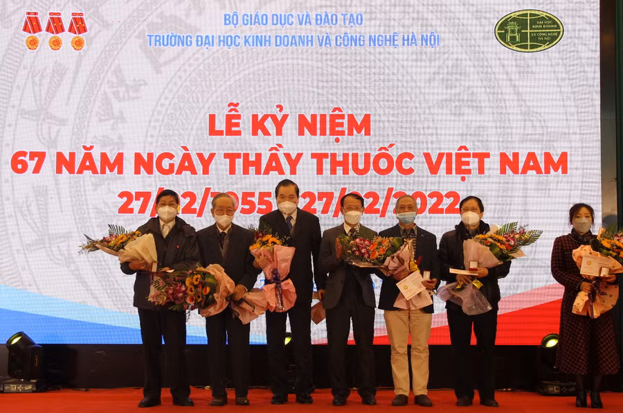 GS.TS Nguyễn Công Nghiệp – Phó Hiệu trưởng thường trực nhà trường (thứ 4 từ phải qua trái) trao Kỷ niệm chương Vì sự nghiệp giáo dục cho các nhà giáo