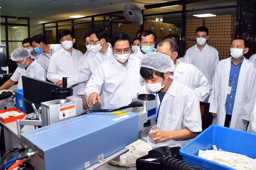 Thủ tướng đã tới thăm và làm việc tại Công ty Medicon (xã An Khánh, huyện Hoài Đức, Hà Nội) - chuyên sản xuất test thử (xét nghiệm nhanh) phục vụ các nhu cầu y học -Ảnh: VGP/Nhật Bắc