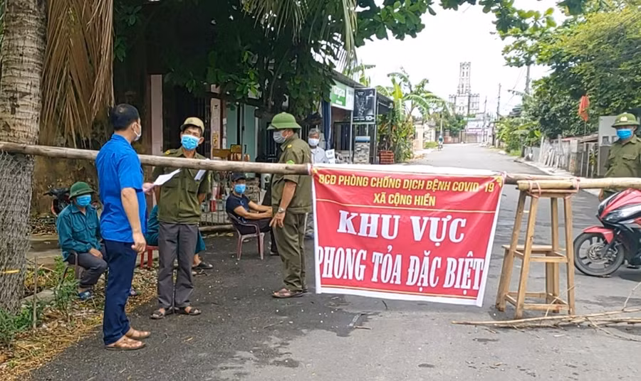 Lực lượng chức năng phong tỏa khu vực xã Cộng Hiền (huyện Vĩnh Bảo).