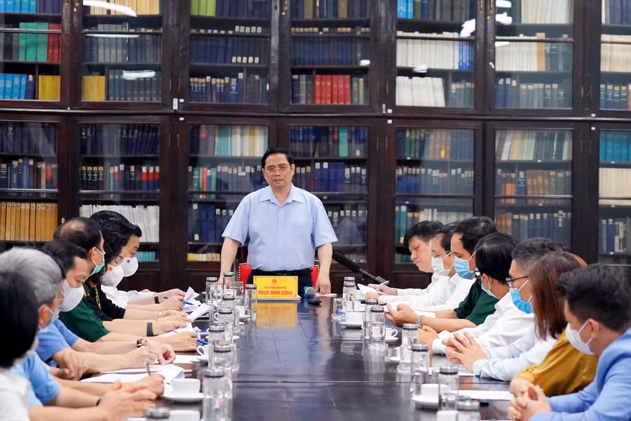 Làm việc tại Viện Vệ sinh dịch tễ Trung ương, Thủ tướng Phạm Minh Chính nhấn mạnh, phải tập trung cho việc chuyển giao công nghệ, nghiên cứu, sản xuất vaccine nói chung và trước mắt là vaccine COVID-19 càng sớm càng tốt, chậm nhất là tháng 6/2022 phải có vaccine COVID-19 sản xuất trong nước - Ảnh: VGP/Nhật Bắc
