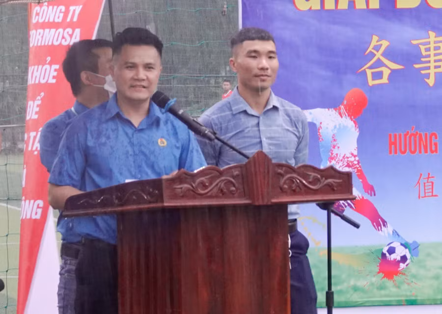 "Giải đấu nhằm hướng tới kỷ niệm ngày Công đoàn Việt Nam. Đồng thời tạo sân chơi, nâng ca sức khỏe, đời sống tinh thần cho lực lượng lao động đang làm việc tại Formosa Hà Tĩnh. Qua đó, sẽ tạo sự gắn bó, đoàn kết giữa các bộ phận, thúc đẩy sự phát triển của công ty trong thời gian tới", ông Hồ Sỹ Quốc, Chủ tịch Công đoàn Formosa Hà Tĩnh phát biểu tại lễ khai mạc. "Giải đấu nhằm hướng tới kỷ niệm ngày Công đoàn Việt Nam. Đồng thời tạo sân chơi, nâng ca sức khỏe, đời sống tinh thần cho lực lượng lao động đang làm việc tại Formosa Hà Tĩnh. Qua đó, sẽ tạo sự gắn bó, đoàn kết giữa các bộ phận, thúc đẩy sự phát triển của công ty trong thời gian tới", ông Hồ Sỹ Quốc, Chủ tịch Công đoàn Formosa Hà Tĩnh phát biểu tại lễ khai mạc.