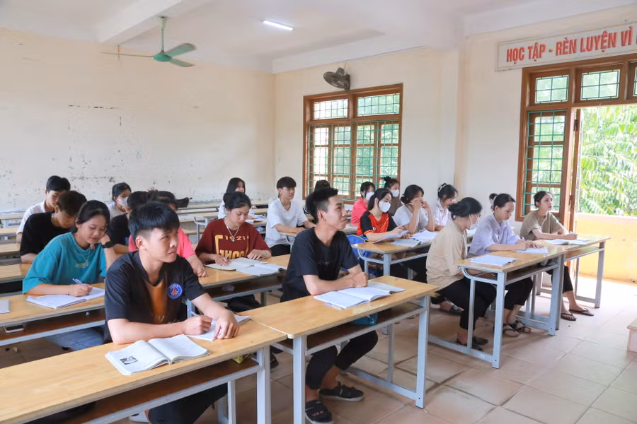 Học sinh Trường THPT Gio Linh tham gia ôn tập tốt nghiệp.