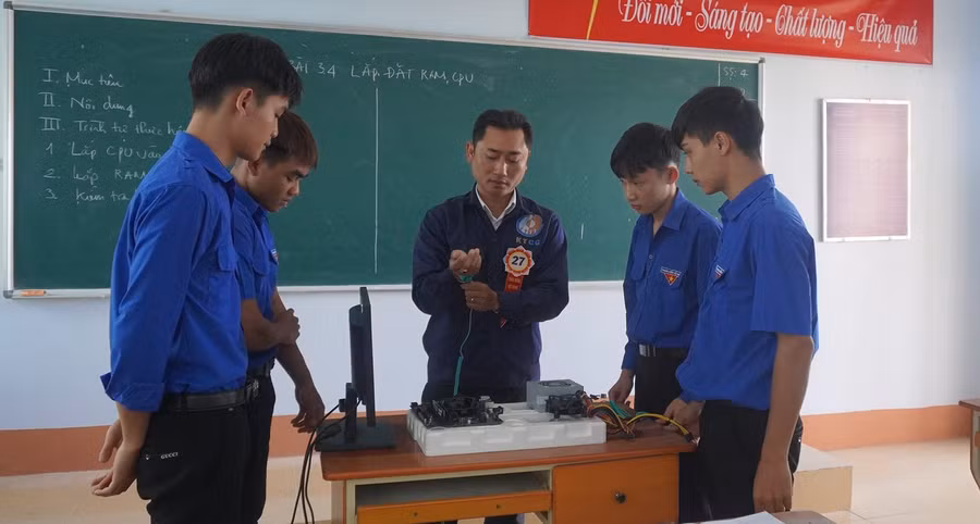 Sinh viên được tiếp cận máy móc, trang thiết bị và được thực hành tại lớp.