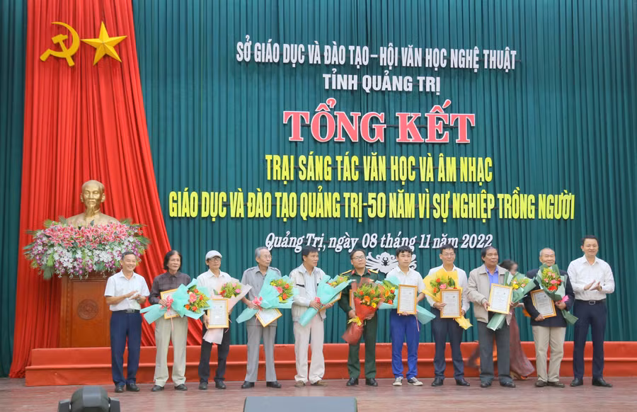 Trao giải cho tác giả có tác phẩm đạt giải Khuyến khích. Trao giải cho tác giả có tác phẩm đạt giải Khuyến khích.