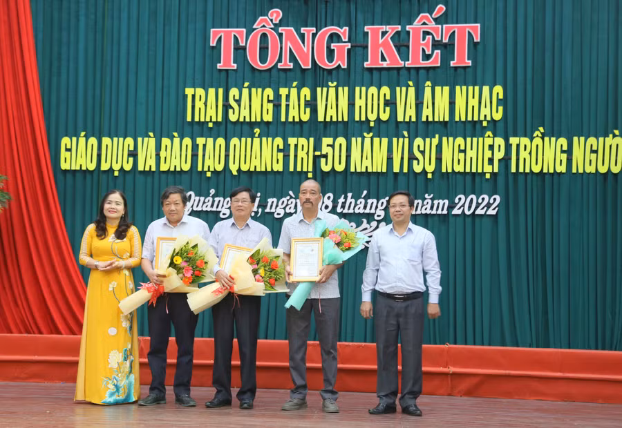Ông Võ Thái Phong - Phó trưởng Ban Tuyên giáo Tỉnh ủy và TS Lê Thị Hương - Giám đốc Sở GD&ĐT Quảng Trị trao giải Nhất cho các tác giả.