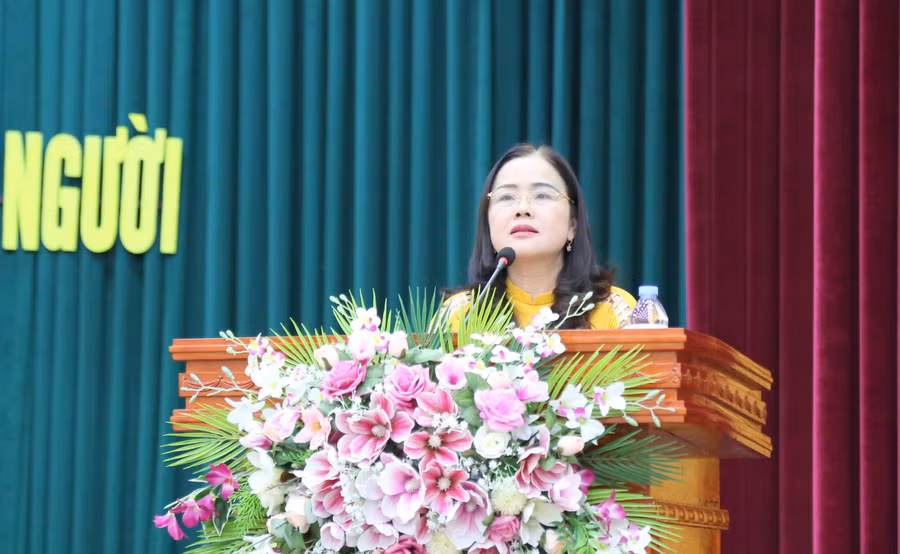 TS Lê Thị Hương - Giám đốc Sở GD&ĐT Quảng Trị cho biết, thông qua trại sáng tác nhằm khơi dậy trong mọi người cảm xúc trân quý trước những đóng góp lớn lao, những hi sinh thầm lặng của đội ngũ các thầy cô giáo và niềm tin vào sự phát triển vững mạnh của giáo dục đào tạo. TS Lê Thị Hương - Giám đốc Sở GD&ĐT Quảng Trị cho biết, thông qua trại sáng tác nhằm khơi dậy trong mọi người cảm xúc trân quý trước những đóng góp lớn lao, những hi sinh thầm lặng của đội ngũ các thầy cô giáo và niềm tin vào sự phát triển vững mạnh của giáo dục đào tạo.
