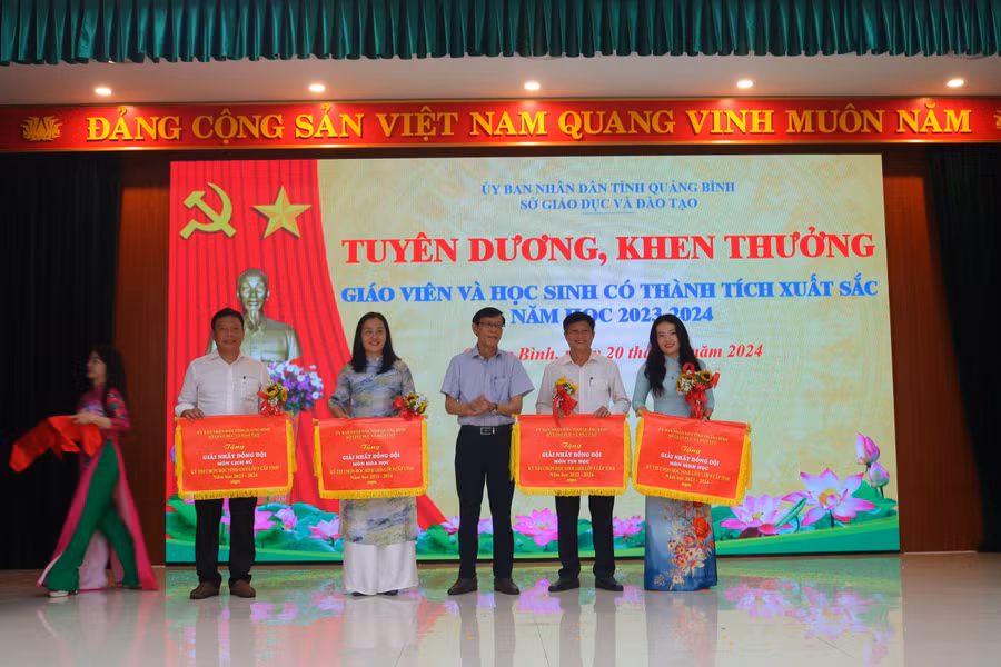 Khen thưởng giáo viên có thành tích xuất sắc trong công tác bồi dưỡng đội tuyển tham dự Kỳ thi chọn học sinh giỏi quốc gia THPT. Khen thưởng giáo viên có thành tích xuất sắc trong công tác bồi dưỡng đội tuyển tham dự Kỳ thi chọn học sinh giỏi quốc gia THPT.