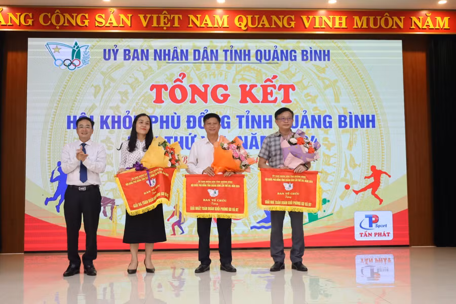 Ban tổ chức trao giải Nhất, Nhì, Ba toàn đoàn khối Phòng GD&amp;ĐT.