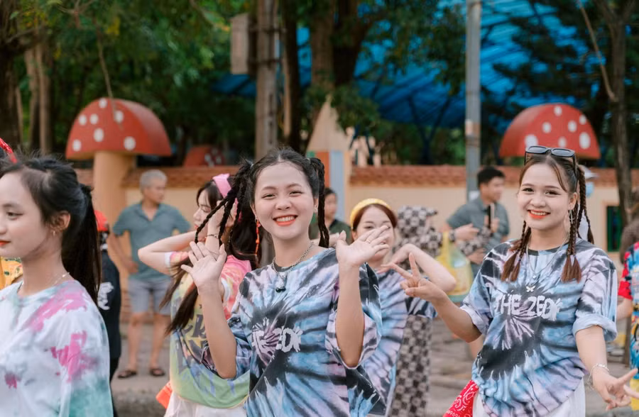 Nhiều nhóm nhảy tham gia biểu diễn tại lễ hội đường phố.