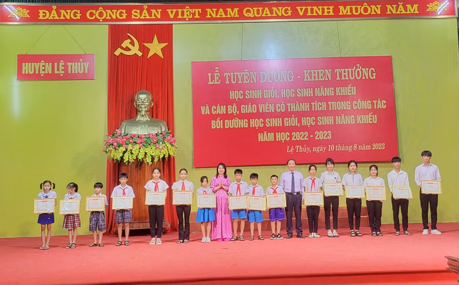 Lãnh đạo Sở GD&ĐT tỉnh Quảng Bình tuyên dương các học sinh đạt thành tích cao.