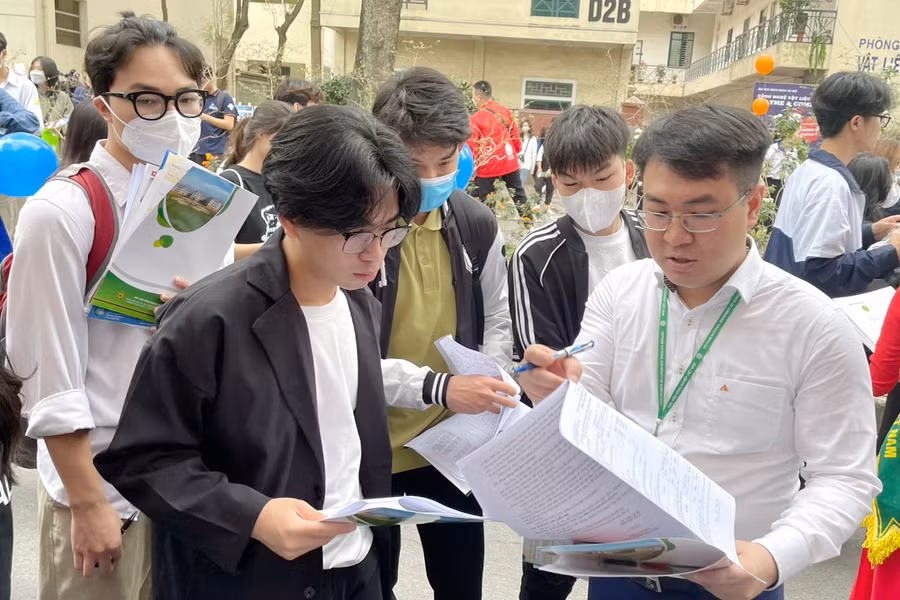 Thí sinh tham dự Ngày hội tư vấn tuyển sinh, hướng nghiệp năm 2023.