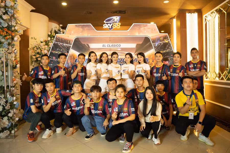Và bầu không khí ấy được đẩy lên đến đỉnh điểm nhờ sự có mặt của 2 BLV nổi tiếng trong cộng đồng mạng là Tuyền Văn hóa và Cường Camay cùng dàn PG nóng bỏng.