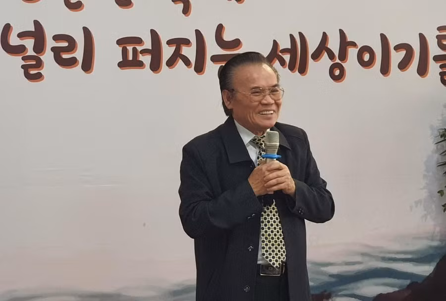 Ông Trần Đức Minh – Phó Hiệu trưởng Trường ĐH Kinh doanh và Công nghệ Hà Nội phát biểu khai mạc.