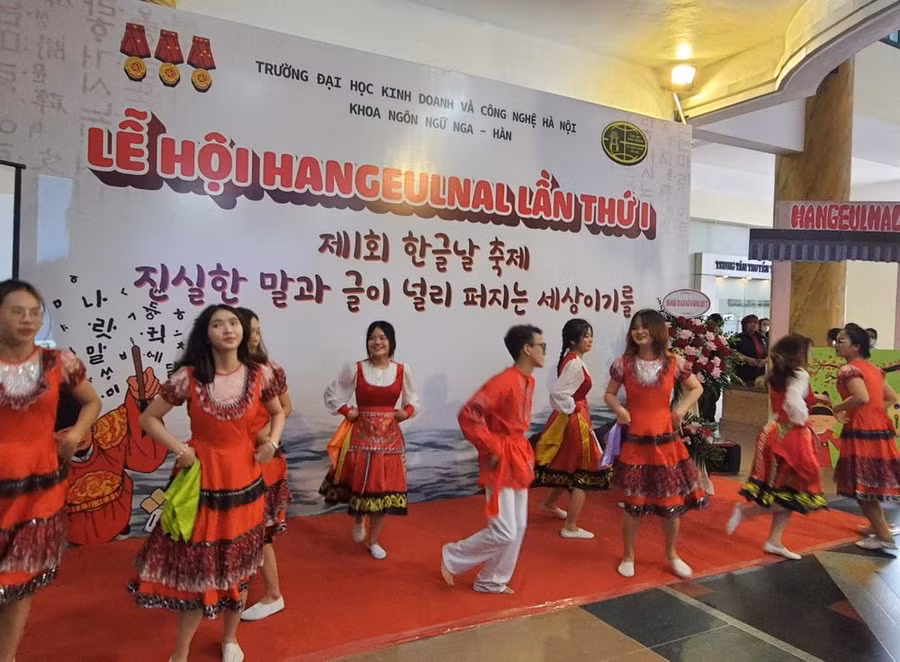 Tiết mục múa do sinh viên Khoa Ngôn ngữ Nga – Hàn của Trường ĐH Kinh doanh và Công nghệ Hà Nội biểu diễn.