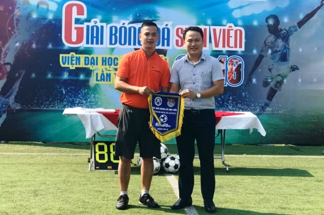Thạc sĩ Đỗ Ngọc Anh - Bí thư Đoàn trường trao cờ lưu niệm cho tổ trọng tài Thạc sĩ Đỗ Ngọc Anh - Bí thư Đoàn trường trao cờ lưu niệm cho tổ trọng tài
