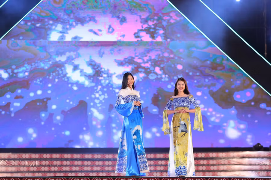 Mỗi trang phục bằng thổ cẩm mang những nét văn hóa, thẩm mỹ riêng buộc các nhà thiết kế phải tìm tòi và đây luôn được coi là một chất liệu thách thức dành cho các NTK Mỗi trang phục bằng thổ cẩm mang những nét văn hóa, thẩm mỹ riêng buộc các nhà thiết kế phải tìm tòi và đây luôn được coi là một chất liệu thách thức dành cho các NTK