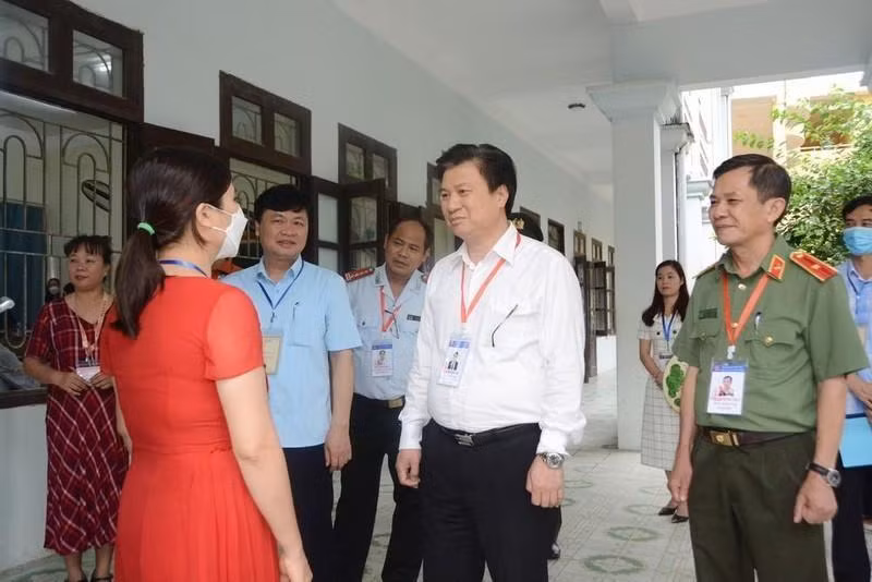 Thứ trưởng Nguyễn Hữu Độ và đoàn công tác kiểm tra tại Điểm thi Trường THPT Lê Hồng Phong (Thái Nguyên).