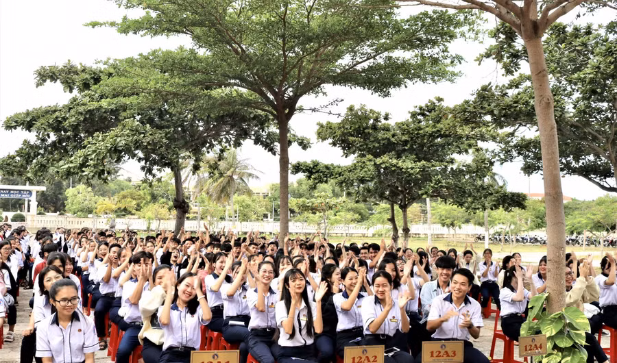 Học sinh Trường THPT Ngô Quyền (Phú Quý, Bình Thuận) thời điểm chưa có dịch Covid-19. Ảnh: NTCC.