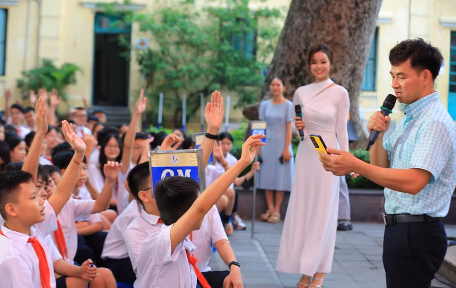 Học sinh Trường THCS Trưng Vương (Hoàn Kiếm, Hà Nội) giao lưu tại buổi lễ. Học sinh Trường THCS Trưng Vương (Hoàn Kiếm, Hà Nội) giao lưu tại buổi lễ.
