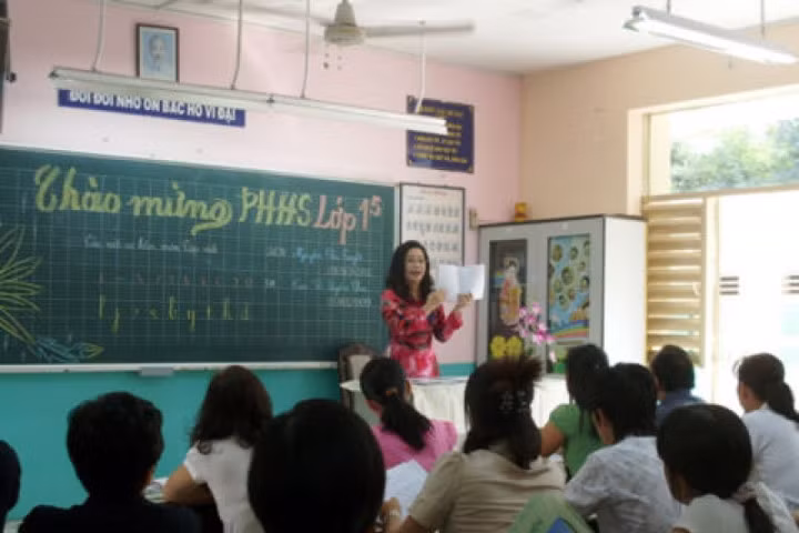 Con học kém bố mẹ đùn đẩy nhau đi họp phụ huynh