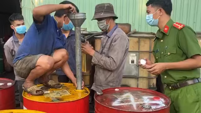 Lực lượng chức năng tiến hành kiểm tra số hàng hoá vi phạm. Ảnh: Thanh Phong.