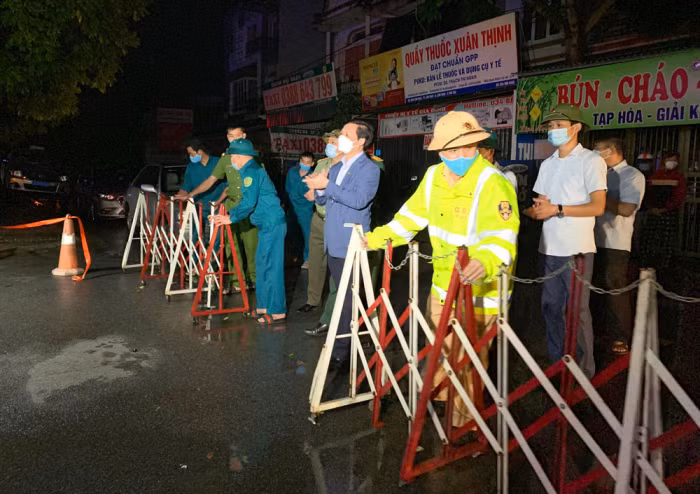 Lực lượng chức năng dỡ bỏ chốt phong tỏa Trung tâm Y tế huyện Lâm Thao.