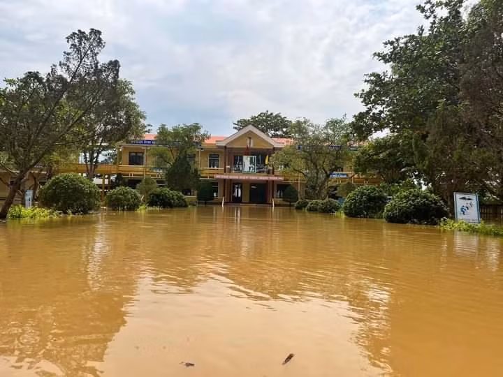 Sáng 19/10, nhiều trường học vùng ngập lụt tại Quảng Trị đã khắc phục xong hậu quả lũ lụt, trở lại giảng dạy và học tập. Sáng 19/10, nhiều trường học vùng ngập lụt tại Quảng Trị đã khắc phục xong hậu quả lũ lụt, trở lại giảng dạy và học tập.