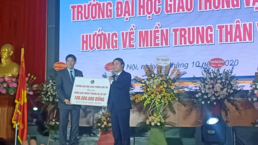 Đại diện nhà trường trao số tiền quyên góp ủng hộ đồng bào miền Trung.